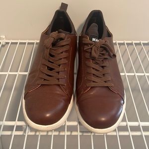 Men’s brow casual dress sneakers